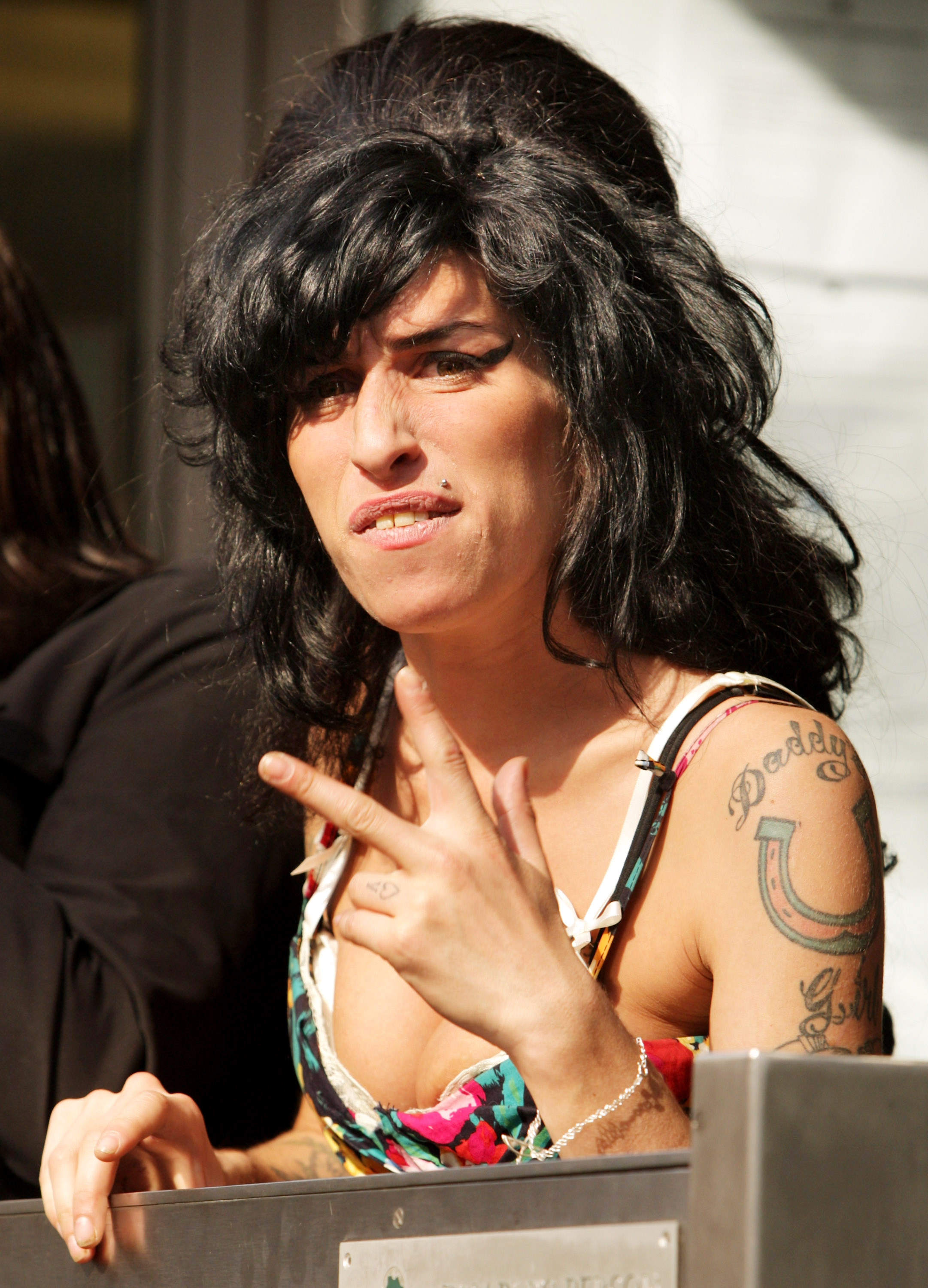 Pop Singer Amy Winehouse Dies At 27 - WCCO | CBS Minnesota