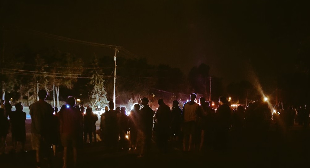 Crowds gather at scene of Philando Castile's shooting (credit: CBS) 