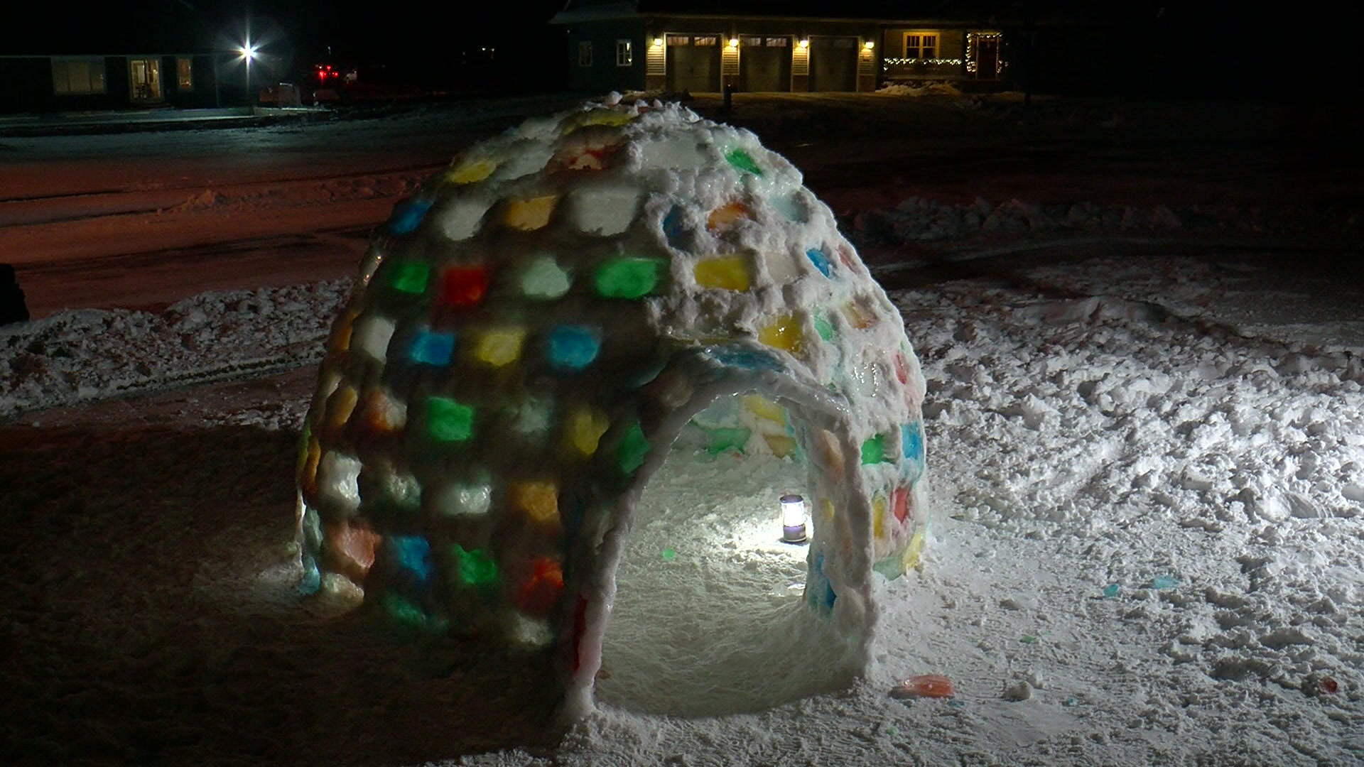 Owatonna Igloo: The family builds huge, colorful shelters in the front yard – WCCO
