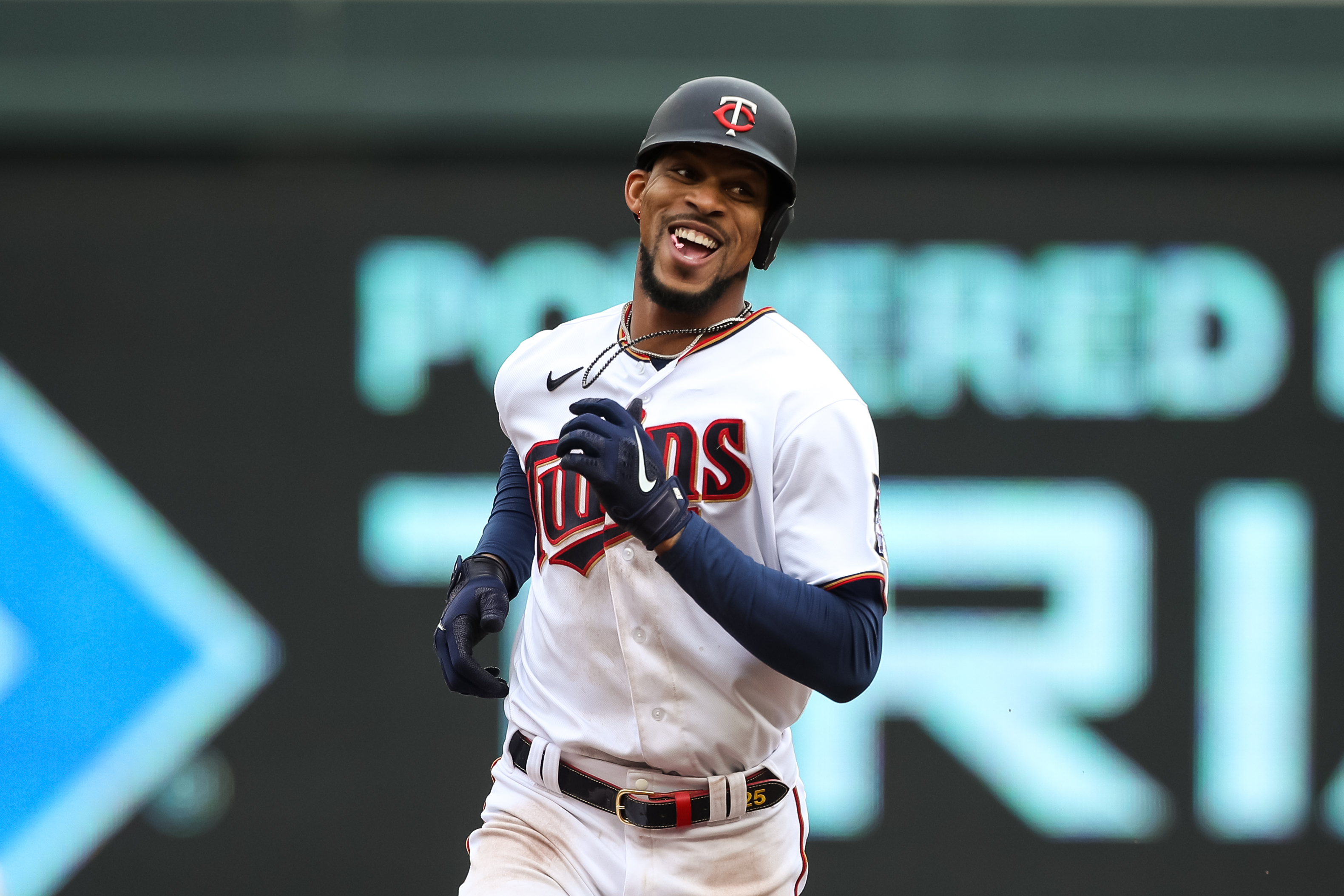 Twins First In AL Central After 6-4 Win Over White Sox