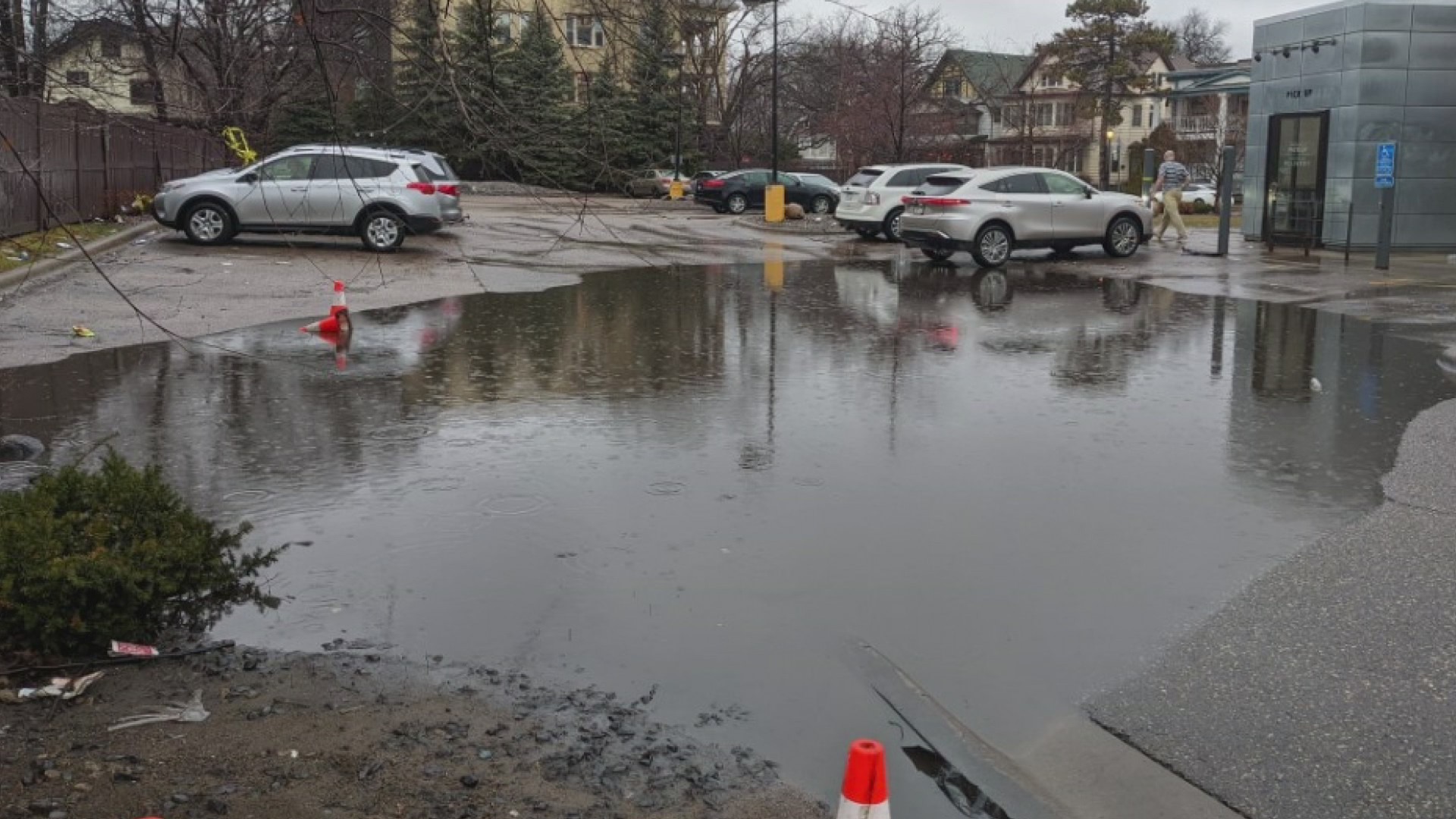 ‘Lago Chipotle’: Estacionamiento inundado en el centro de Minneapolis se vuelve viral – WCCO